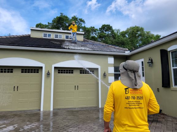 experienced team roof cleaning davenport